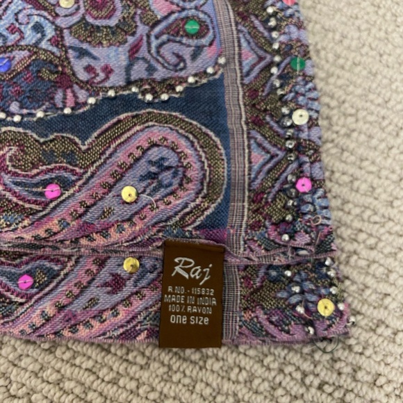 Raj Circle Scarf - Picture 3 of 4